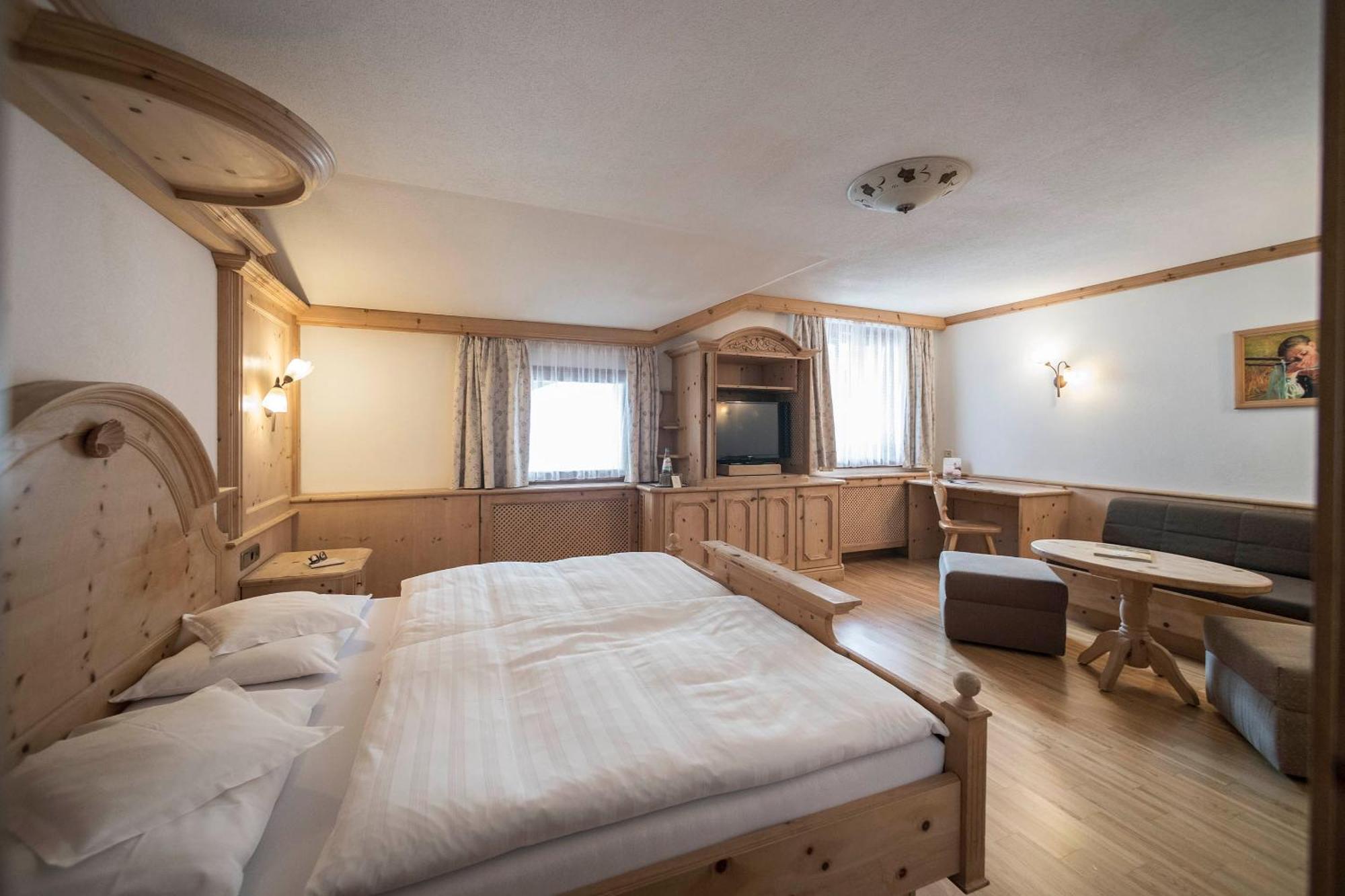 Posta Zirm Hotel Corvara In Badia Eksteriør bilde