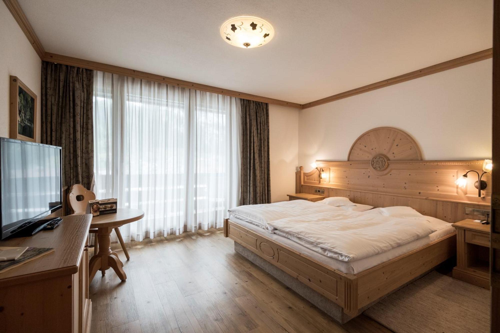 Posta Zirm Hotel Corvara In Badia Eksteriør bilde
